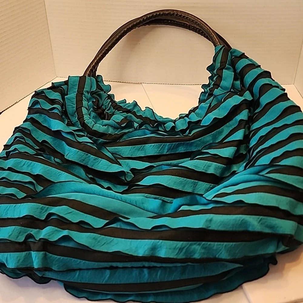 NWOT Fun Weekend/Ruffled Clean Zipper Closure & Another Zip Inside Lightweight